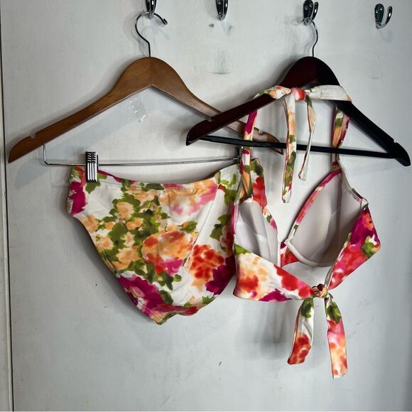 Tommy Bahama floral 2 peace set halter top top is 38C bottom is small - Picture 6 of 7